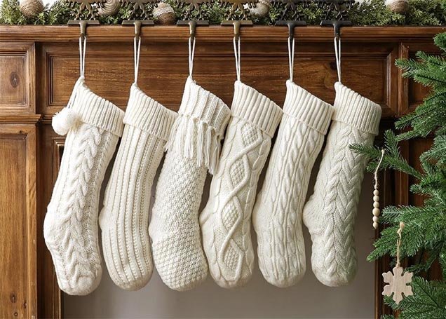 Christmas Mantel Decor With Stockings